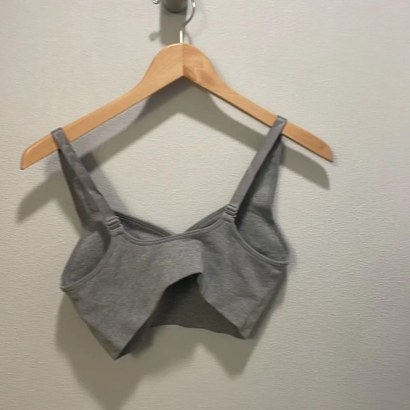 Puma grey woman’s sports bra - Picture 3 of 7